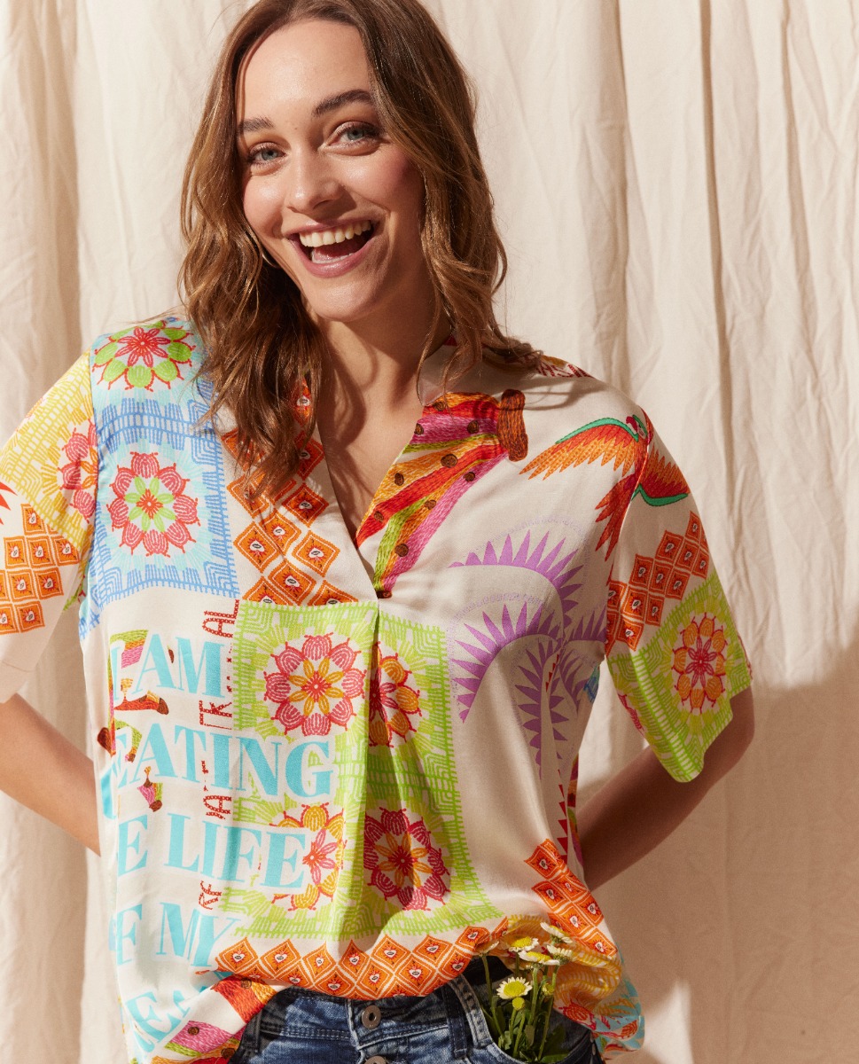 Viskose Bluse mit buntem Patchdruck