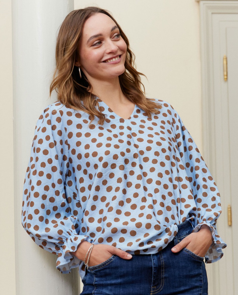 Gepunktete Bluse in Hellblau 