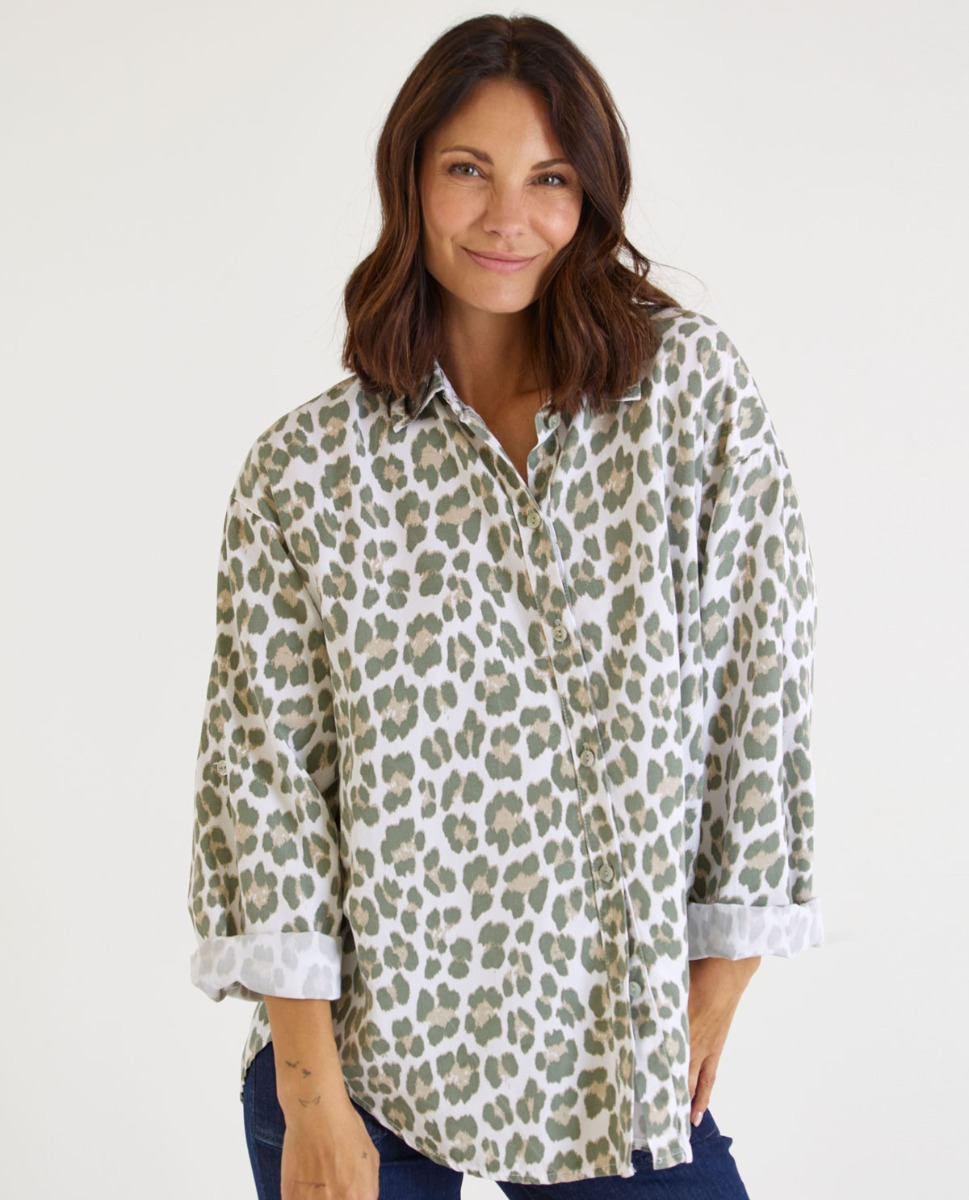 Lässige Hemdkragenbluse mit Leodruck