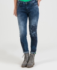 Jeans mit Stickerei