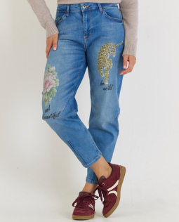 Barrel Jeans in Blau mit Print