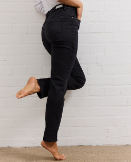 Kurzgröße Mila - Basic Thermojeans in Schwarz
