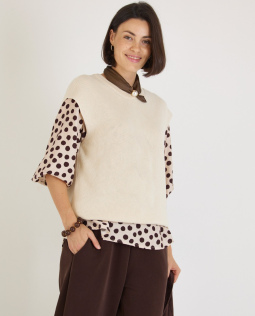 Outfit - Gepunktete Bluse & Pullunder mit Zopfmuster & Marlene Hose & Ballonjacke