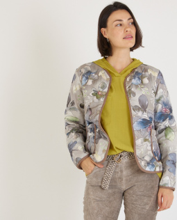 Outfit - Lässige Kapuzen Bluse in Grün & Steppjacke mit Blumendruck & Crash Joggpants in Veloursleder-Optik