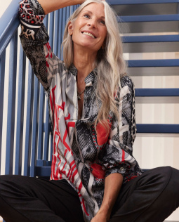 Stehkragenbluse mit Snakeprint