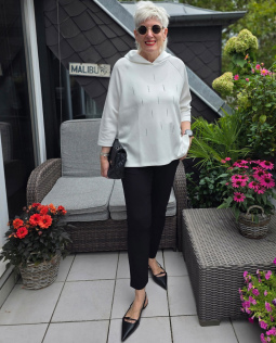 Hoodie in Creme mit Strasssteinen