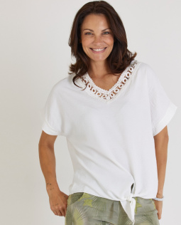 Bluse in Creme mit V-Ausschnitt
