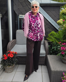 Hemdkragenbluse mit Leodruck in Beere