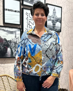 Hemdkragenbluse mit Buchstabendruck