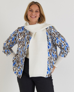 Outfit - Kurzer Leo Blazer & Basic-Shirt in Creme & Jeanshose in Schwarz