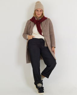 Outfit - Strickpullover mit Struktur & Jeanshose in schwarz & Wollmantel
