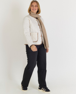 Outfit - Basic Shirt in Schwarz & Kurze Steppjacke & Jeanshose in Schwarz 