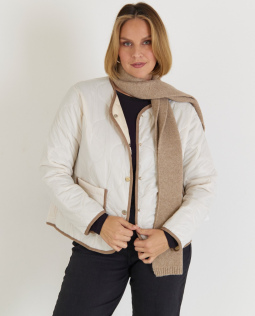 Outfit - Basic Shirt in Schwarz & Kurze Steppjacke & Jeanshose in Schwarz 