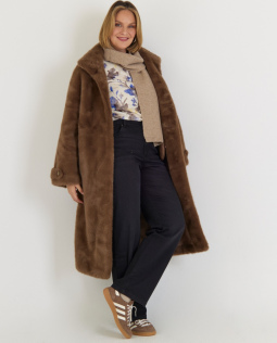 Outfit - Kuschelshirt & Fellmantel in Braun & Jeans in Schwarz
