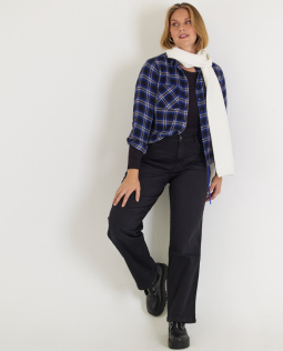 Outfit - Basic Shirt in Schwarz & Kariertes Flanellhemd & Jeans in Schwarz