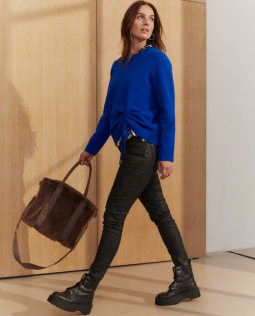 Outfit - Pullover mit Schnürung & Viskose Bluse mit Blumendruck & Beschichtete Bengaline 