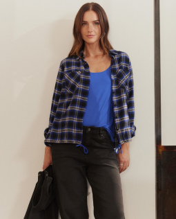 Outfit - Basic-Top in Blau & Flanellhemd in Blau & Weite Jeans & Jeanshemd in Schwarz