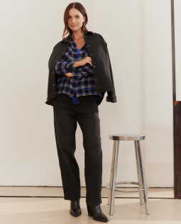 Outfit - Basic-Top in Blau & Flanellhemd in Blau & Weite Jeans & Jeanshemd in Schwarz