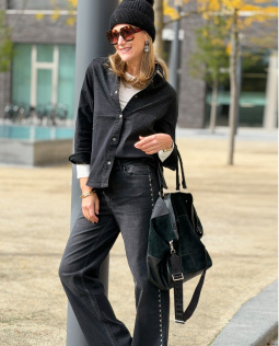 Outfit - Nicole Denim in Schwarz & Hemdkragenbluse & Basic-Shirt & Bommelmütze