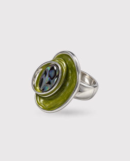 Fingerring mit ovalem Schmuckelement