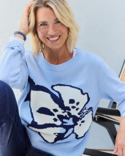 Strickpullover in Hellblau mit Blüte