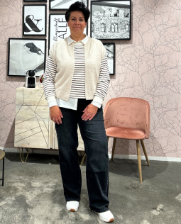 Outfit - Hemdkragenbluse in Natur & Ringel Sweat & Kuschelweste & Jeans mit weitem Bein