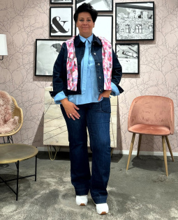 Outfit - Hellblaue Bluse mit Schluppe & Jeansjacke & Sweatshirt mit Blumendruck & Jeans Sophie 
