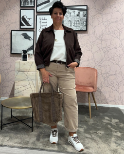 Outfit - Sweatshirt mit Paillettenmotiv & Ballonjacke in Braun & Barrell-Cord Hose & Felltasche