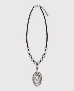 Lange Kette mit ovalem Anhänger in Silber