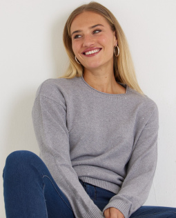 Pullover in Hellgrau mit feinen Pailletten