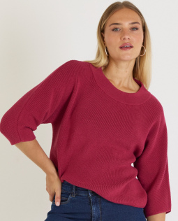 Kurzer Strickpullover in Beere
