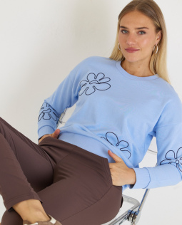 Hellblaues Sweatshirt mit Blütenstickerei