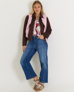 Outfit - Stehkragen Bluse mit Leodruck & Pullover in Rosa & Ballonjacke aus Veloursleder & Zoe de Luxe