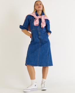 Outfit - Jeanskleid in Blau mit Reißverschluss & Sweatshirt in Rosa mit Ballonärmeln
