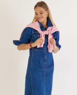 Outfit - Jeanskleid in Blau mit Reißverschluss & Sweatshirt in Rosa mit Ballonärmeln