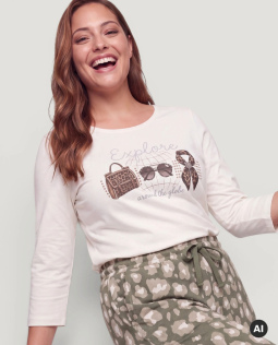 Baumwollshirt in Creme mit Strassmotiv