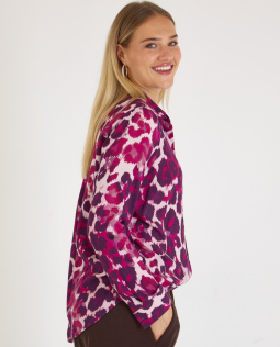 Hemdkragenbluse mit Leodruck in Beere