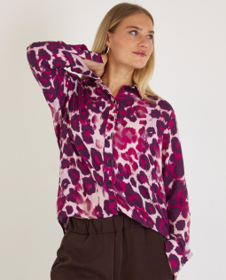 Hemdkragenbluse mit Leodruck in Beere