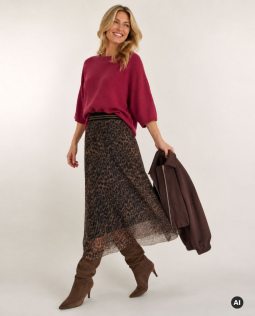 Outfit - Kurzer Strickpullover in Beere & Ballonjacke aus Veloursleder & Mesh Rock mit Leodruck