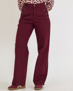  Moderne High-Waist Jeans in Beere 