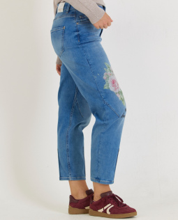 Barrel Jeans in Blau mit Print