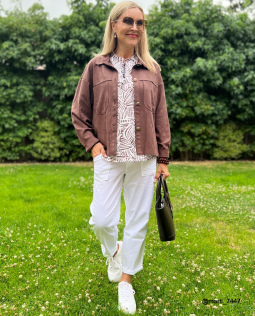 Outfit - Druckbluse in Braun & Weiße Capri Hose & Jacke in Veloursleder-Optik