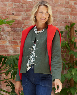 Outfit - Oversized Leo Shirt & Roter Strickpullover & Steppjacke in Khaki & Jeanshose mit weitem Bein