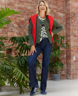 Outfit - Oversized Leo Shirt & Roter Strickpullover & Steppjacke in Khaki & Jeanshose mit weitem Bein