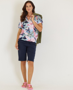 Outfit - T-Shirt mit Ballonsaum & Stretch Jacke in Khaki & Bermuda in Blau