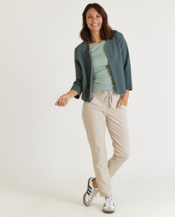 Outfit - Geripptes Top in Grün & Struktur Jäckchen in Grün & Schlichte Joggpants in Beige