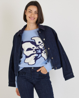 Outfit - Strickpullover in Hellblau & Jeansjacke mit Cord-Kragen & Straight-Leg Jeans mit Flockdruck
