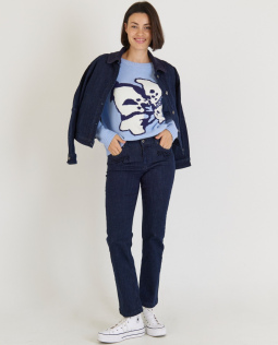 Outfit - Strickpullover in Hellblau & Jeansjacke mit Cord-Kragen & Straight-Leg Jeans mit Flockdruck
