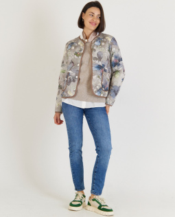Outfit - Hemdkragenbluse in Creme & Weicher Pullunder in Beige & Steppjacke mit Blumendruck & Hannah Power-Stretch