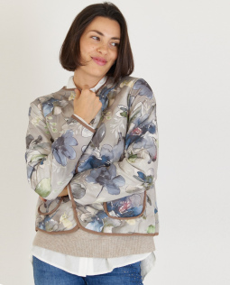 Outfit - Hemdkragenbluse in Creme & Weicher Pullunder in Beige & Steppjacke mit Blumendruck & Hannah Power-Stretch